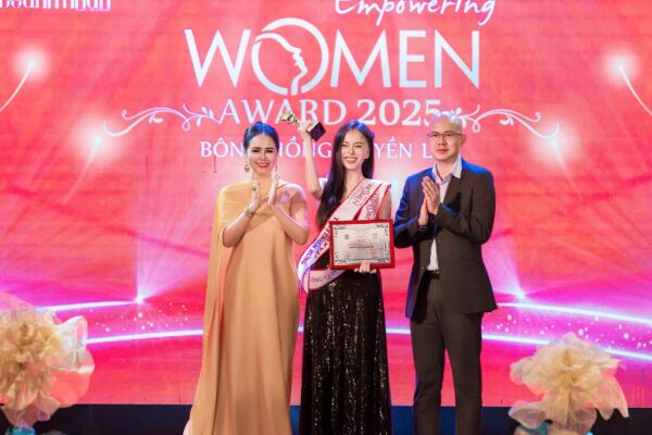 CEO Amigo Entertainment - Annie Nguyễn nhận danh hiệu "Nhân Vật Truyền Cảm Hứng" tại sự kiện Bông Hồng Quyền Lực 2025.